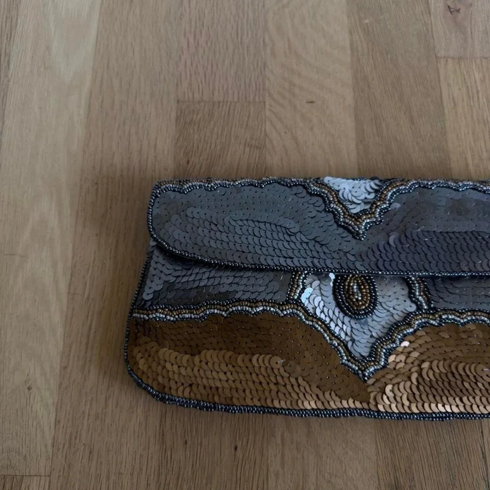Vintage beaded clutch purse silver brown pattern central silver embellishment